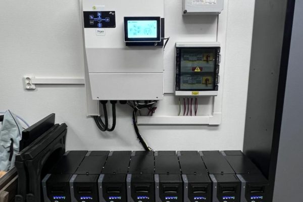 Smart hybridväxelriktare med batterier off-gird Next3 Studer